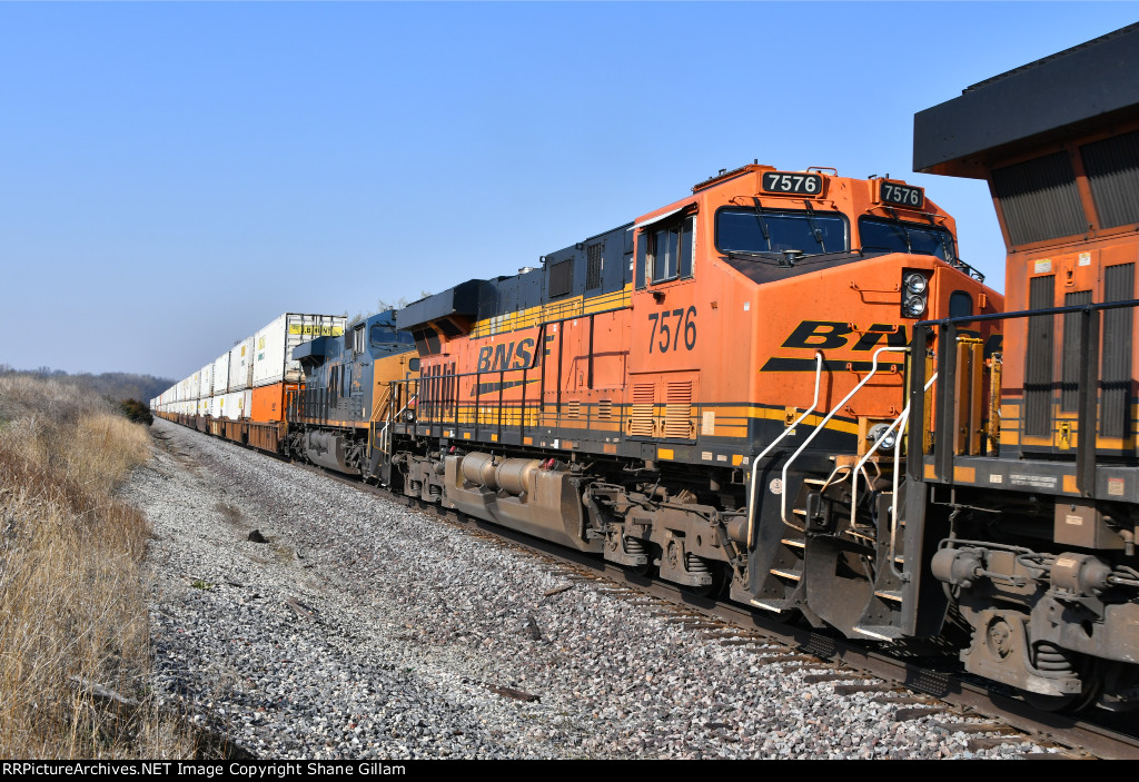 BNSF 7576 Roster shot.